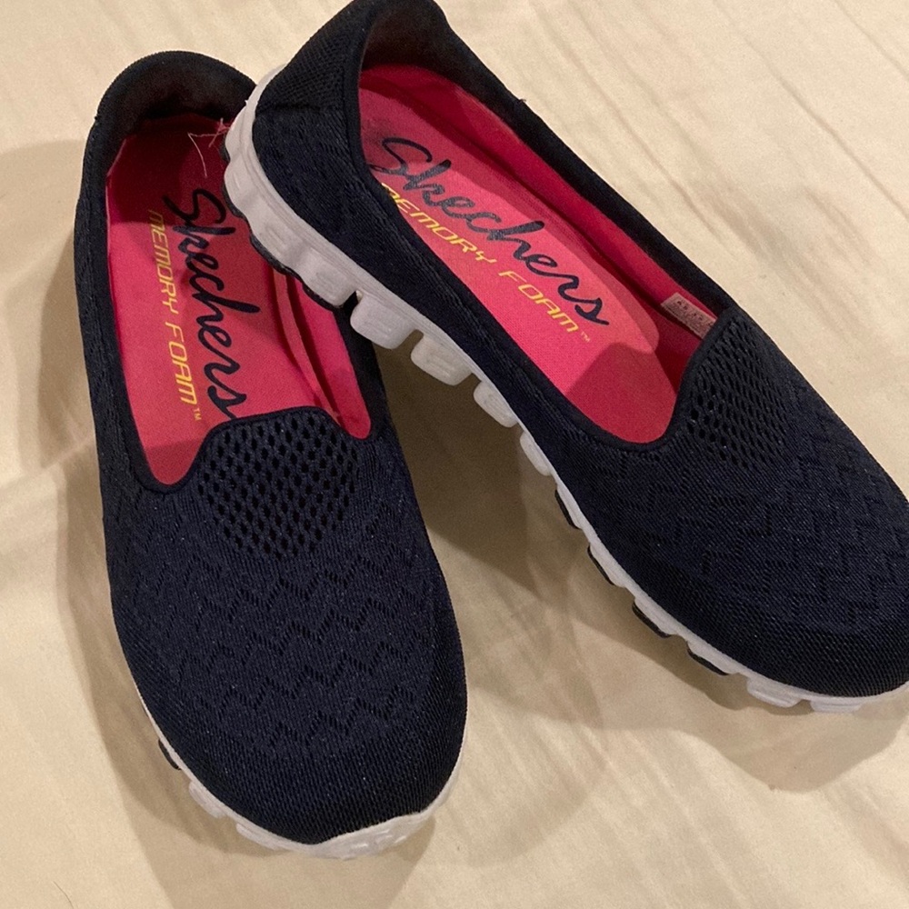 Skechers memory foam sneaker/shoe